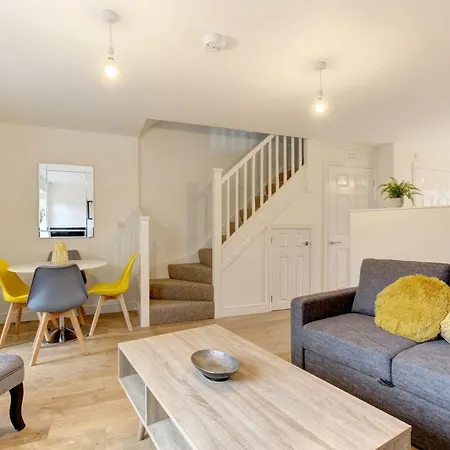 Lovely 2 Bed House In * Bristol