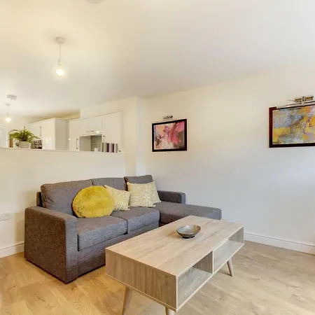 Lovely 2 Bed House In بريستول