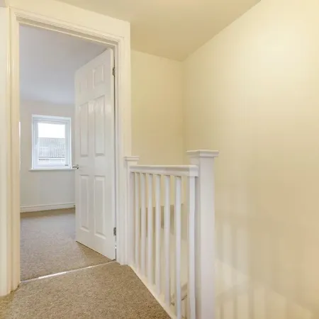 Lovely 2 Bed House In Semesterbostad