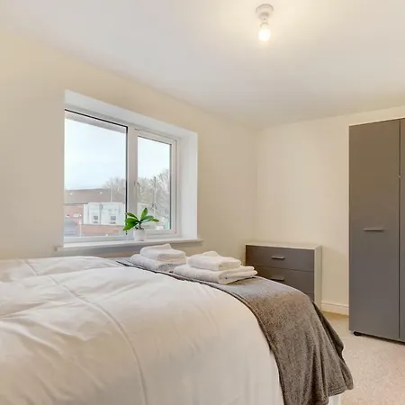 Lovely 2 Bed House In * بريستول