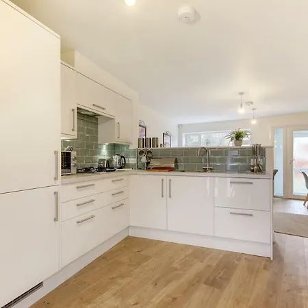 Lovely 2 Bed House In