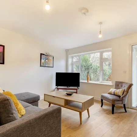 Lovely 2 Bed House In بريستول