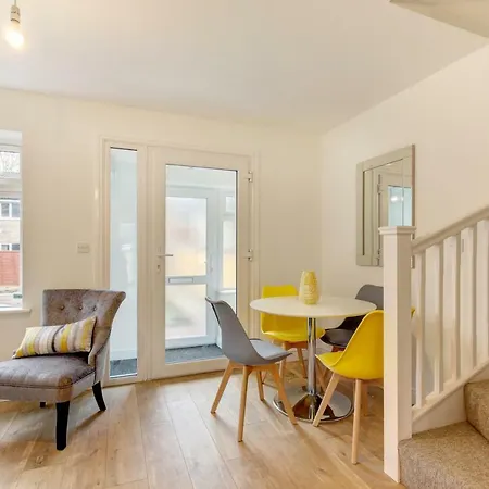 Lovely 2 Bed House In بريستول